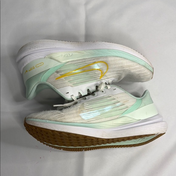 Nike White and Green Sneakers with Breathable Mesh - Picture 5 of 8